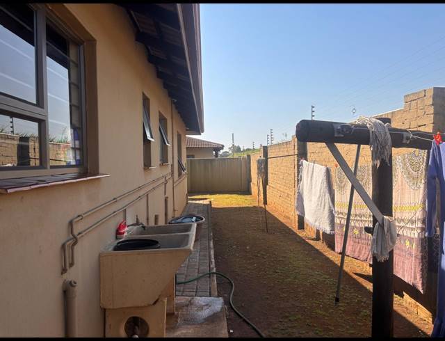3 BEDROOM TOWNHOUSE FOR SALE IN ZSM INDUSTRIAL